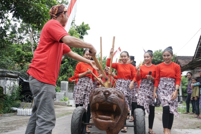 Ketupat diarak keliling desa.