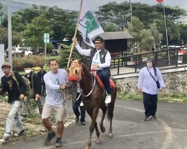 Daftarkan Bacalegnya, PKB Kota Batu Naik Kuda dan Dokar ke KPU