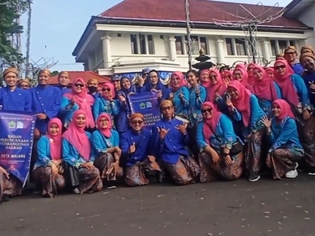 Kepala Bappeda Kota Malang Dwi Rahayu bersama seluruh jajarannya dalam Pawai Tumpeng.(Foto: Istimewa).