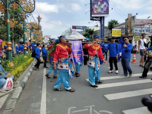 Rombongan Pawai Tumpeng Perumda Air Tugu Tirta Kota Malang.(Foto: Riski Wijaya/MalangTIMES). 