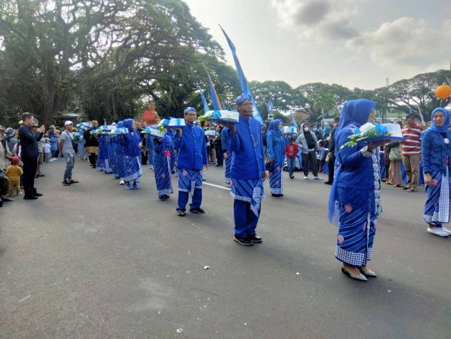 Rombongan pawai tumpeng Bapenda Kota Malang.(Foto: Riski Wijaya/MalangTIMES).