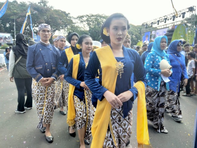 Rombongan pawai tumpeng Disdikbud Kota Malang.(Foto: Riski Wijaya/MalangTIMES).