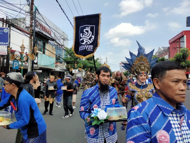 Rombongan pawai tumpeng dari Disnaker-PMPTSP.(Foto: Riski Wijaya/MalangTIMES).