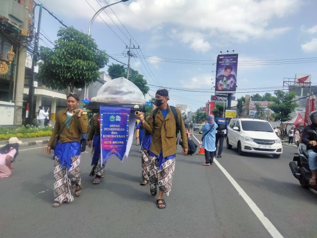 Salah satu gunungan tumpeng Disdikbud Kota Malang.(Foto: Riski Wijaya/MalangTIMES).