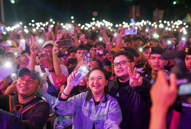 Bupati bersama sang istri saat nonton konser bamd Padi.