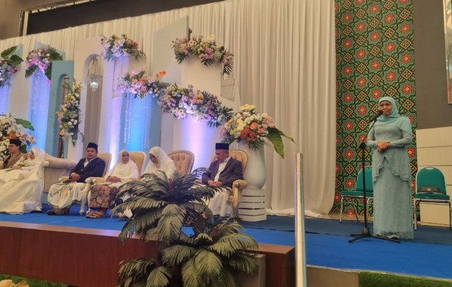 Gubernur Jatim Khofifah Indar Parawansa memberikan sambutan dalam resepsi pernikahan putra dan putri Ketua PWNU Jatim KH. Marzuqi Mustamar.(Foto: Istimewa).