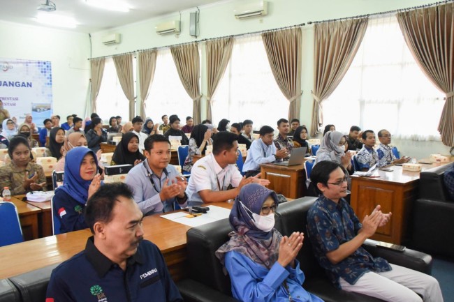  Wali Kota Kediri Abdullah Abu Bakar menyampaikan pemaparan terkait Literasi Keuangan kepada Mahasiswa Universitas Nusantara PGRI Kediri di Kampus 1 UNP Kediri, Rabu (24/5). (Prokopim for JatimTIMES)