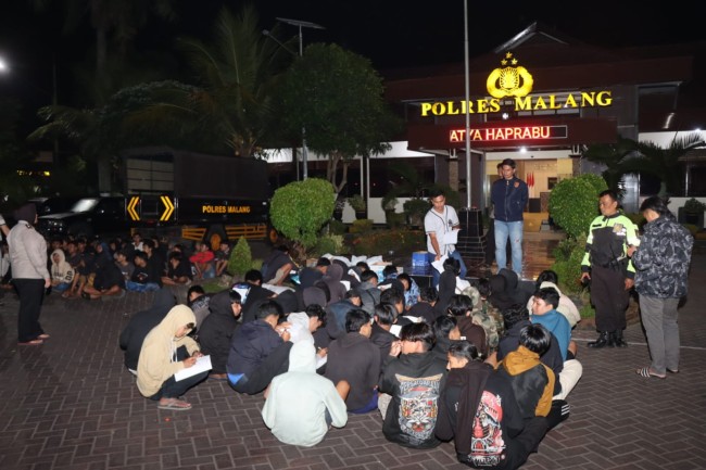 Para pelanggar. 