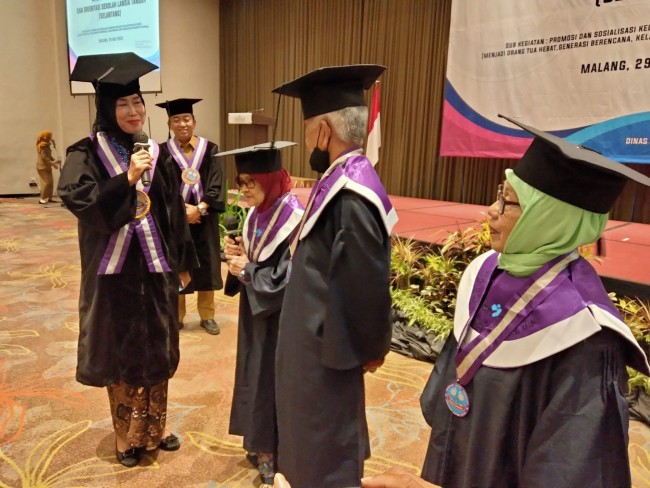 Ketua TP PKK Kota Malang Widayati Sutiaji berdialog dengan salah satu wisudawan dan wisudawati.(Foto: Riski Wijaya/MalangTIMES).