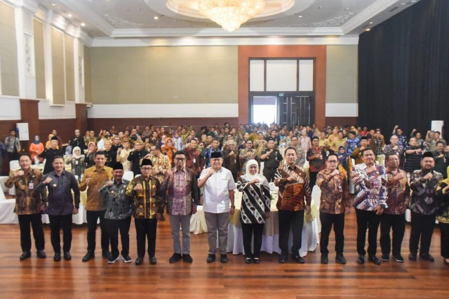 Wali Kota Kediri Abdullah Abu Bakar menerima penghargaan secara langsung dari Gubernur Jawa Timur Khofifah Indar Parawansa, Senin (29/5) di Grand City Convention Hall.  Foto: (Istimewa)