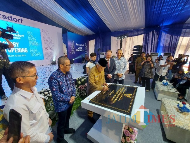 Bupati Malang HM Sanusi tandatangan prasasti.