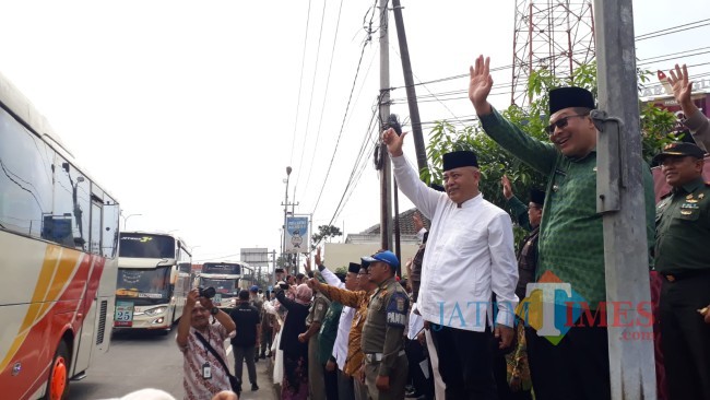 Bupati Malang HM Sanusi menambahkan tangan kepada jemaah haji Kabupaten Malang.