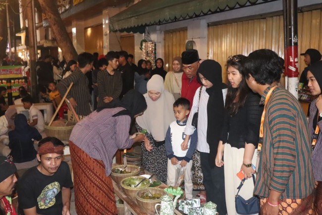 Para panitia pelaksana memberi edukasi tentang Konsep Asah,Asih,Asuh kepada pengunjung saat mengambil suguhan dan dbersantai di Kajoetangan (17/06)