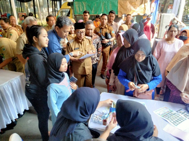 Wali Kota Malang Sutiaji meninjau pelaksanaan gerakan pangan murah.(Foto: Riski Wijaya/MalangTIMES).