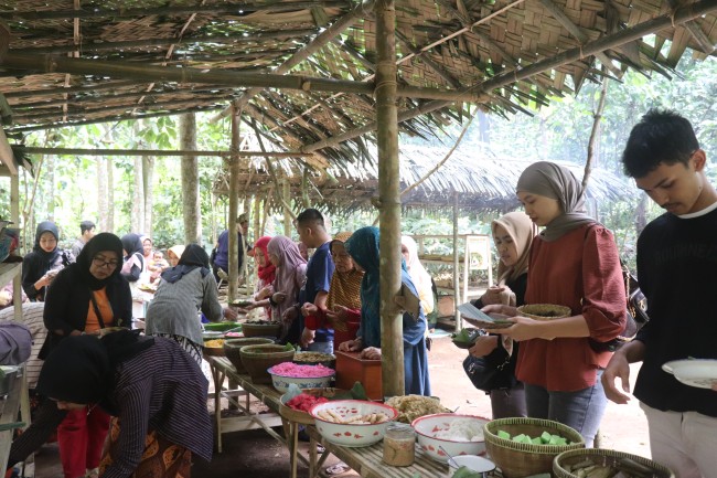 Penampilan band Joko Tebon dan anak-anak yang sedang bermain rangku alu. (25/06) 