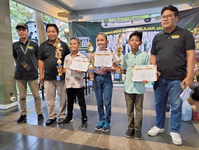 Deretan pemenang BBCC 2023 U-12.(Foto: Riski Wijaya/MalangTIMES).