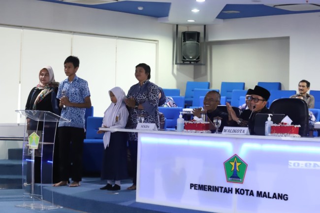 Dialog Walikota Malang Sutiaji bersama Panelis terkait inovasi pendidikan metode belajar Jarik Ma' Siti.(Foto: Istimewa).