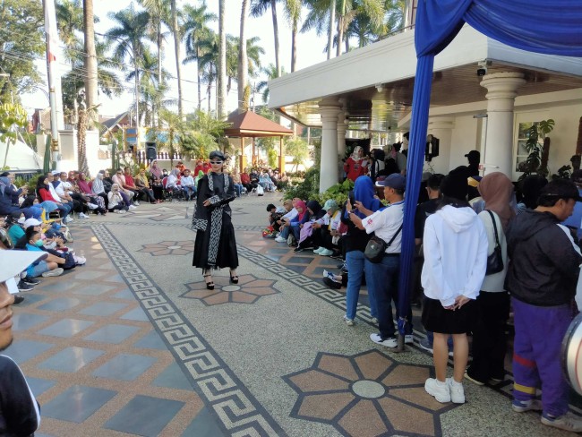 Fashion Show di halaman Rumah Dinas Jabatan Walikota Malang.(Foto: Riski Wijaya/MalangTIMES).