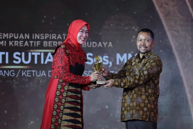 Ketua TP PKK Kota Malamg Widayati Sutiaji saat menerima penghargaan sebagai Perempuan Inspiratif.(Foto: Istimewa).