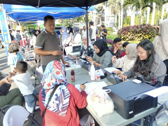 Layanan perijinan oleh Disnaker-PMPTSP Kota Malang saat CFD.(Foto: Riski Wijaya/MalangTIMES).