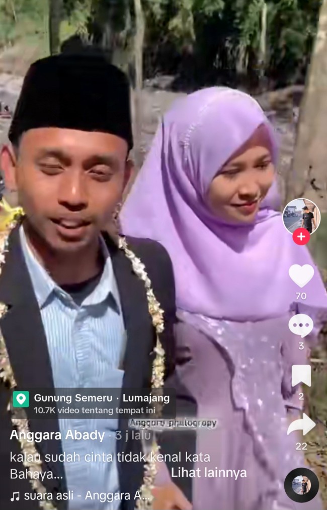 Pasutri baru yang melintas di aliran lahar dingin semeru. (Foto: TikTok)