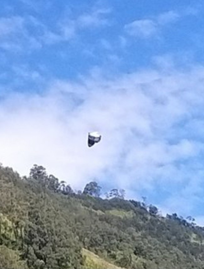 Saat foto penampakan UFO diperbesar. (Foto: Twitter)