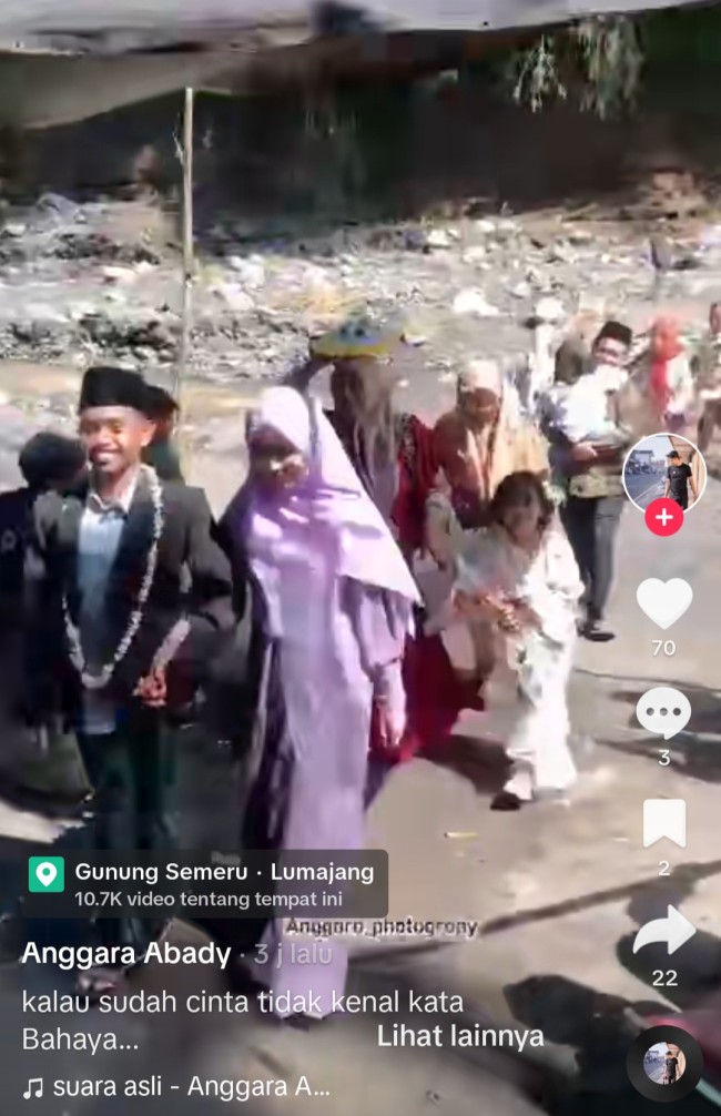 Terlihat pasutri diikuti oleh beberapa pengantar manten yang membawa seserahan menuju rumah mempelai pria. (Foto: TikTok)