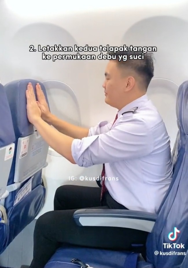 Letakkan kedua tangan ke debu suci seperti kursi di depanmu. (Foto: TikTok)