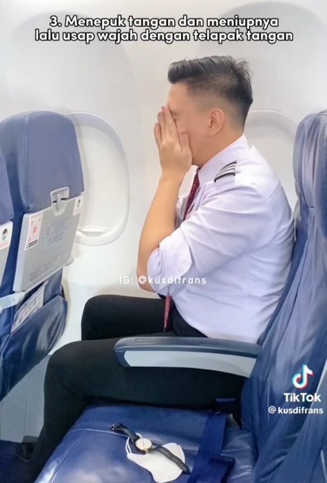 Mengusap wajah. (Foto: TikTok)