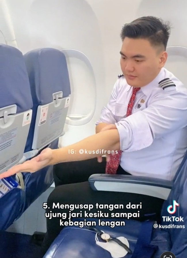 Mengusapkan debu ke tangan. (Foto: TikTok)