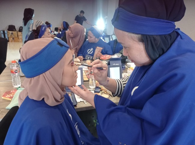 Pelatihan merias yang digelar oleh Disnaker-PMPTSP Kota Malang.(Foto: Tubagus Achmad/MalangTIMES).