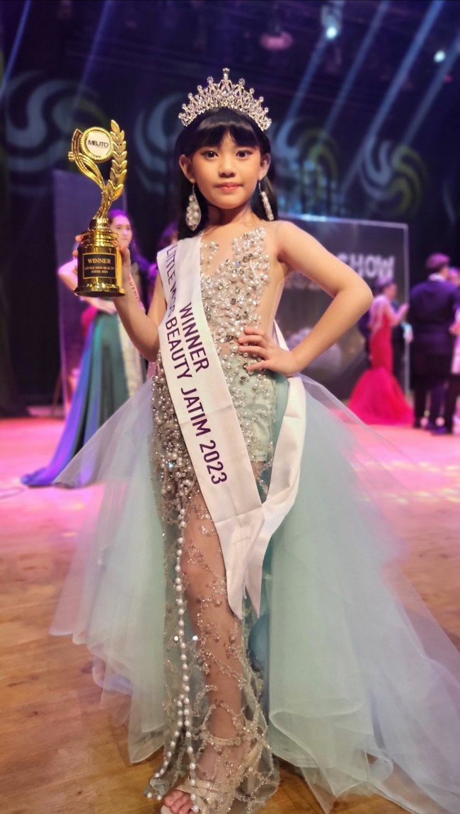 Iko saat menjadi Winner Little Miss Jatim 2023. (Foto: istinewa)