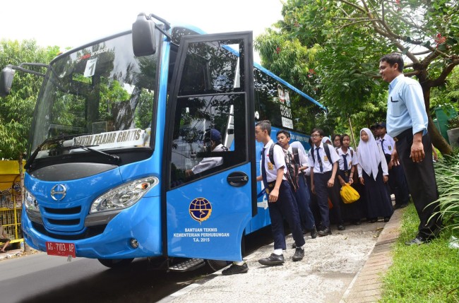 Para siswa saat berangkat naik bus.