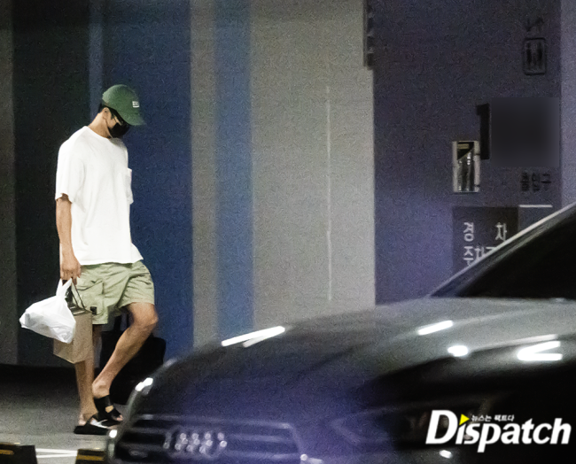 Ahn Bo-hyun saat mendatangi rumah Jisoo. (Foto: Dispatch)
