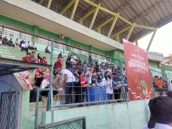 Sejumlah pendukung antusias mengikuti jalannya lomba terompah panjang.(Foto: Riski Wijaya/MalangTIMES).