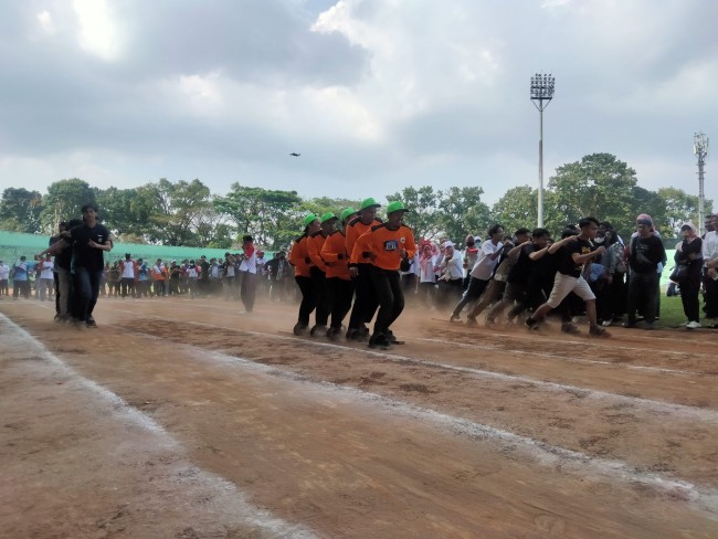 Sejumlah peserta antusias mengikuti jalannya lomba terompah panjang.(Foto: Riski Wijaya/MalangTIMES).