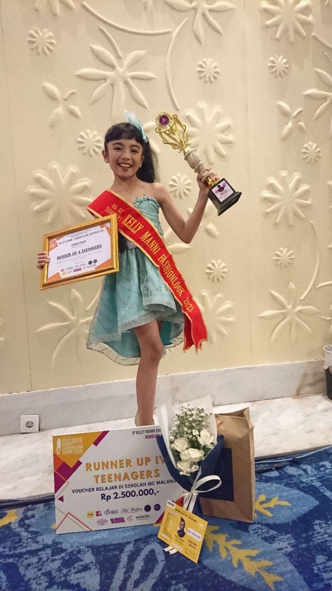 Varo saat meraih piala di salah satu ajang modelling. (Foto: istimewa)