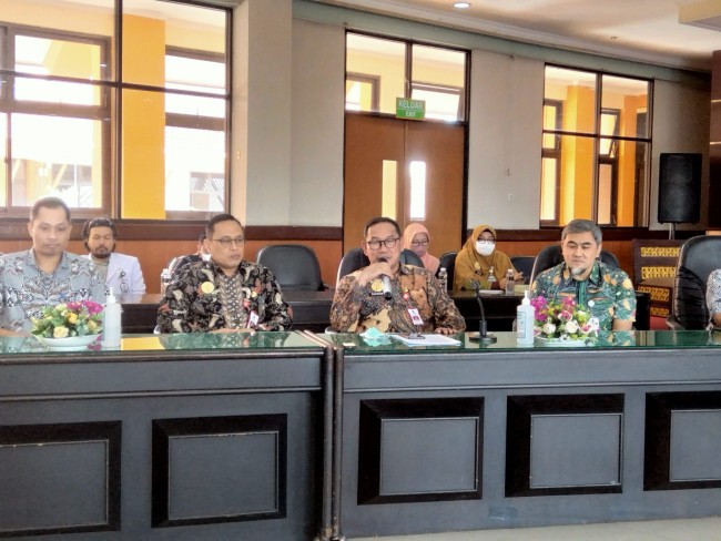 Konferensi pers terkait persiapan operasi pemisahan bayi kembar siam di RSUD dr. Saiful Anwar.(Foto: Riski Wijaya/MalangTIMES).