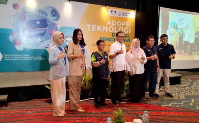 Direktur Ekonomi Digital Dirjen Aplikasi Informatika Kementerian Kominfo Dr. Ir. I Nyoman Adhiarna, M. Eng (tengah) saat memberi materi pada Adopsi Tekonologi Digital Pendidikan  di Hotel Luminor Sidoarjo, 09 Agustus 2023.