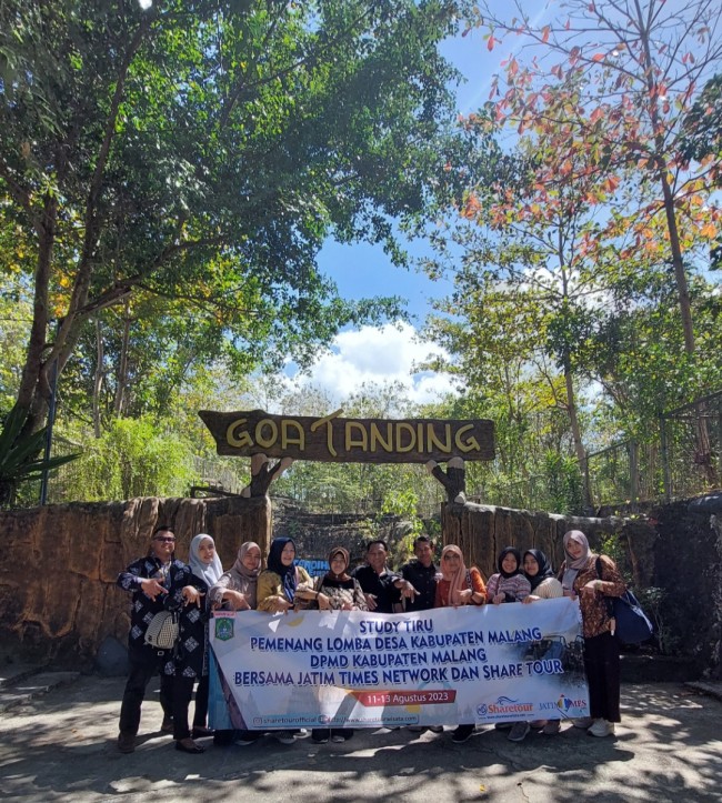 Foto bersama tim Bejiharjo dengan tim studi tiru dari Kabupaten Malang. (Foto: Binti N Rosida/Jatimtimes)