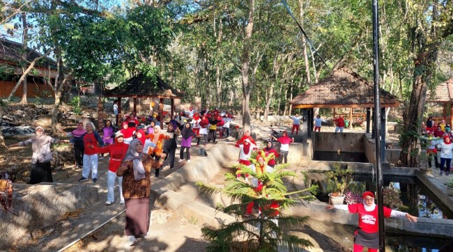 Perangkat Desa Srigonco berbaur senam bersama warga Desa Bejiharjo. (Foto: Binti N Rosida/JatimTimes) 