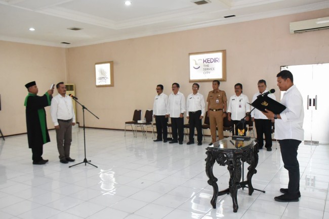  Wali Kota Kediri Abdullah Abu Bakar melantik sekaligus mengambil sumpah jabatan Pejabat Pimpinan Tinggi Pratama di lingkungan Pemerintah Kota Kediri, Senin (14/8).  Foto : (Dok. Istimewa)