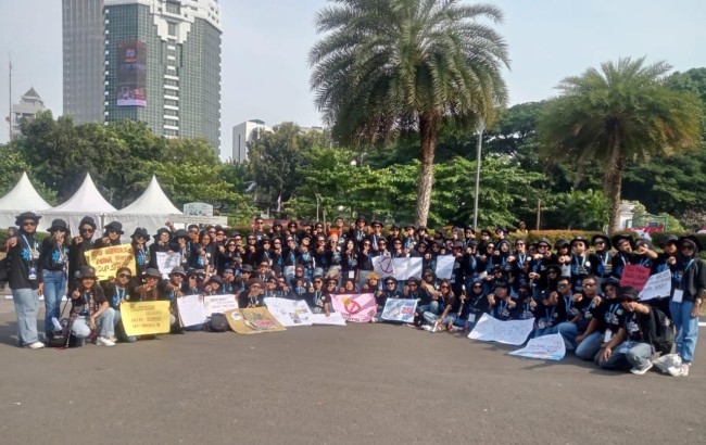 Sebanyak 100 Duta Maritim Indonesia 2023 melakukan kampanye Kawasan Tanpa Rokok (KTR) di kawasan Monumen Nasional (Monas) hingga kawasan Thamrin, Sarinah, Jakarta Pusat, Minggu (13/8/2023). (foto: istimewa)