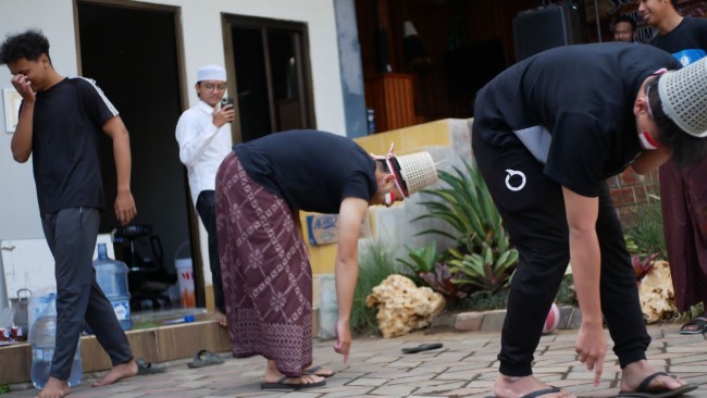 Lomba menggiring bola dengan teropong. (Foto: Istimewa)