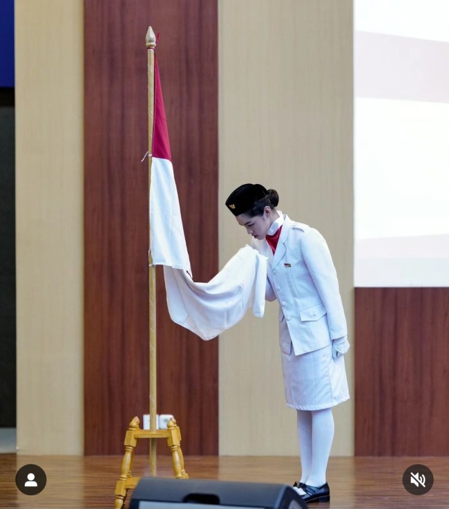 Momen saat Shaista Tanisha Stokhorst mencium bendera. (Foto: Instagram)