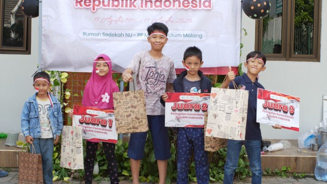 Pemberian hadiah untuk pemenang lomba di ponpes Manbaul Ulum Malang. (Foto: istimewa) 