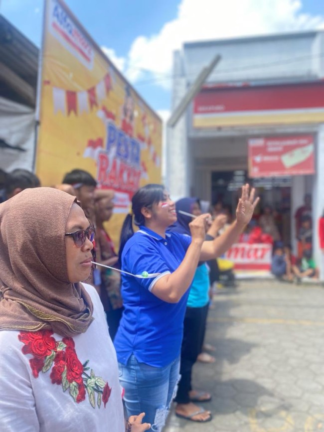 Tampak warga sekitar Alfamart Sekapuro, Pakis, Kab. Malang lomba kelereng. (Foto: istimewa)