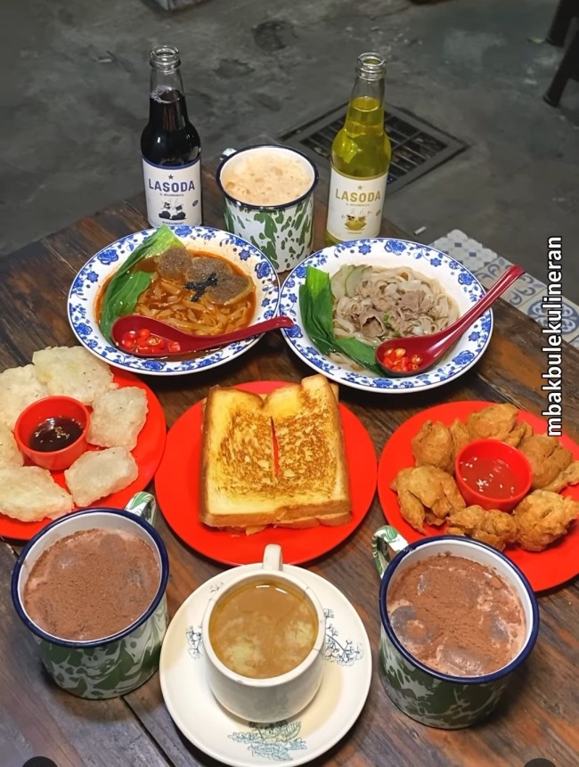 Menu makanan Uncle Poeng Kopitiam. (Foto: Instagram)