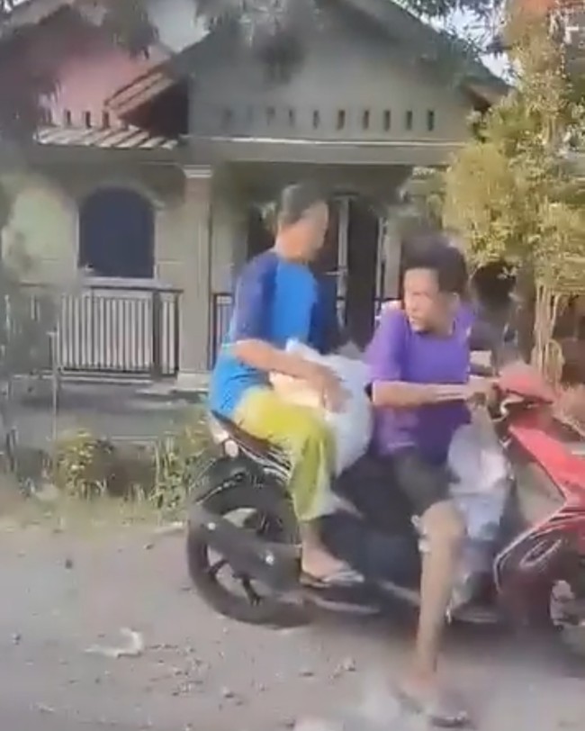 Tampak warga berhasil mengantongi susu beruang hingga berkarung-karung. (Foto: Twitter)