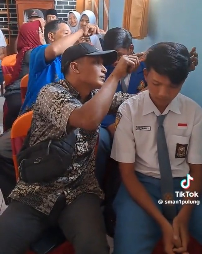 Momen saat para ayah menyisiri anak laki-lakinya. (Foto: TikTok)